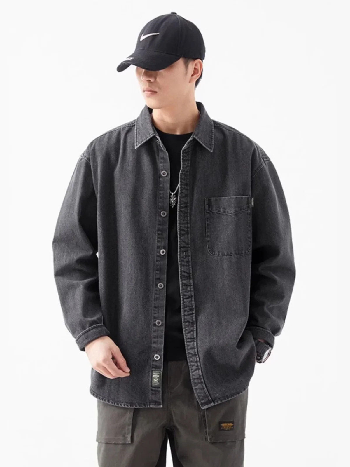 سترة سوداء من قماش الدنيم للرجال، لخريف وشتاء 2025 سترة جديدة كبيرة الحجم للرجال من قماش الدنيم