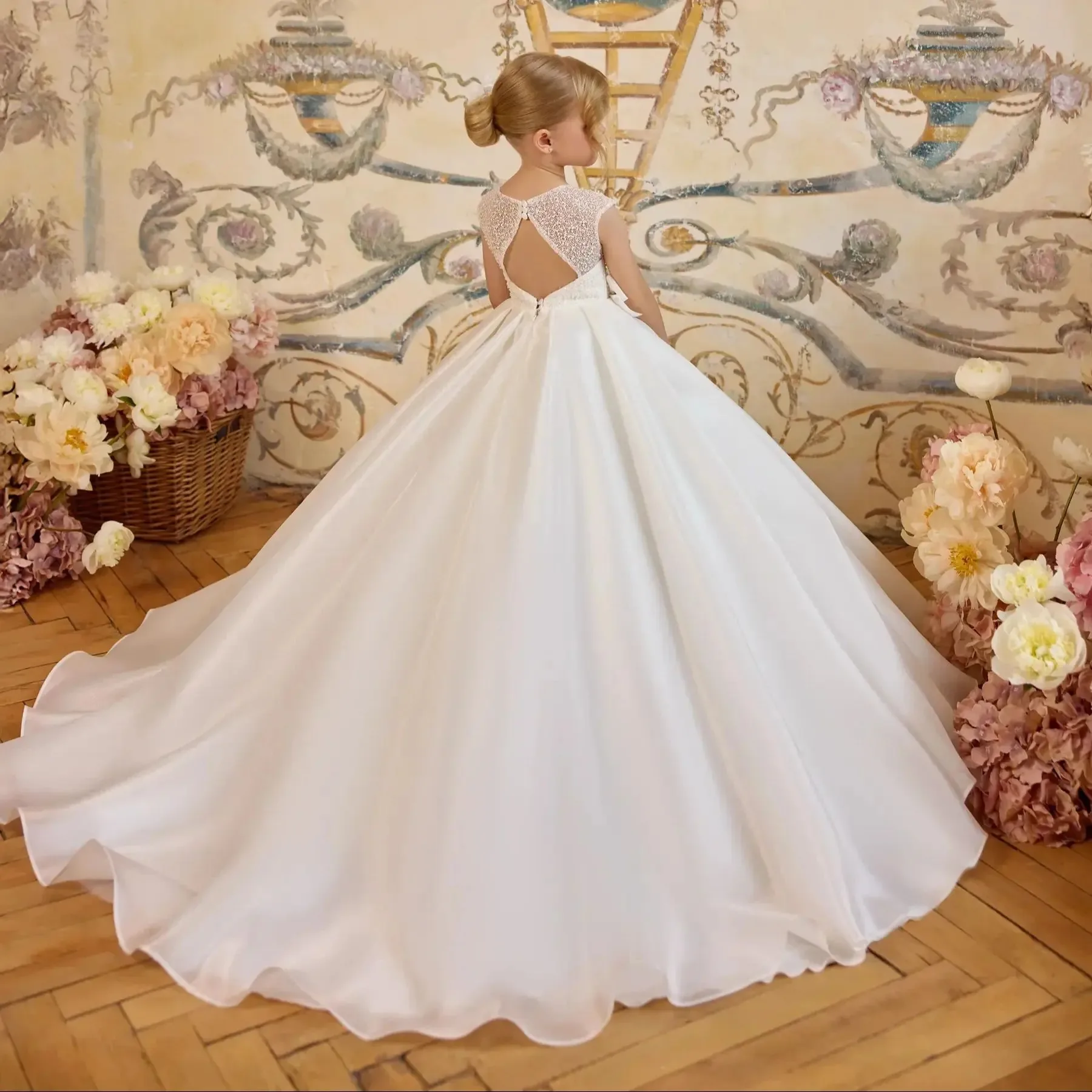 Białe sukienki dla dziewczynek na wesele z kokardą, zdobione koralikami, bez rękawów, sukienki na przyjęcie urodzinowe dla niemowląt, sukienki na Pierwszą Komunię Świętą, szyte na miarę.