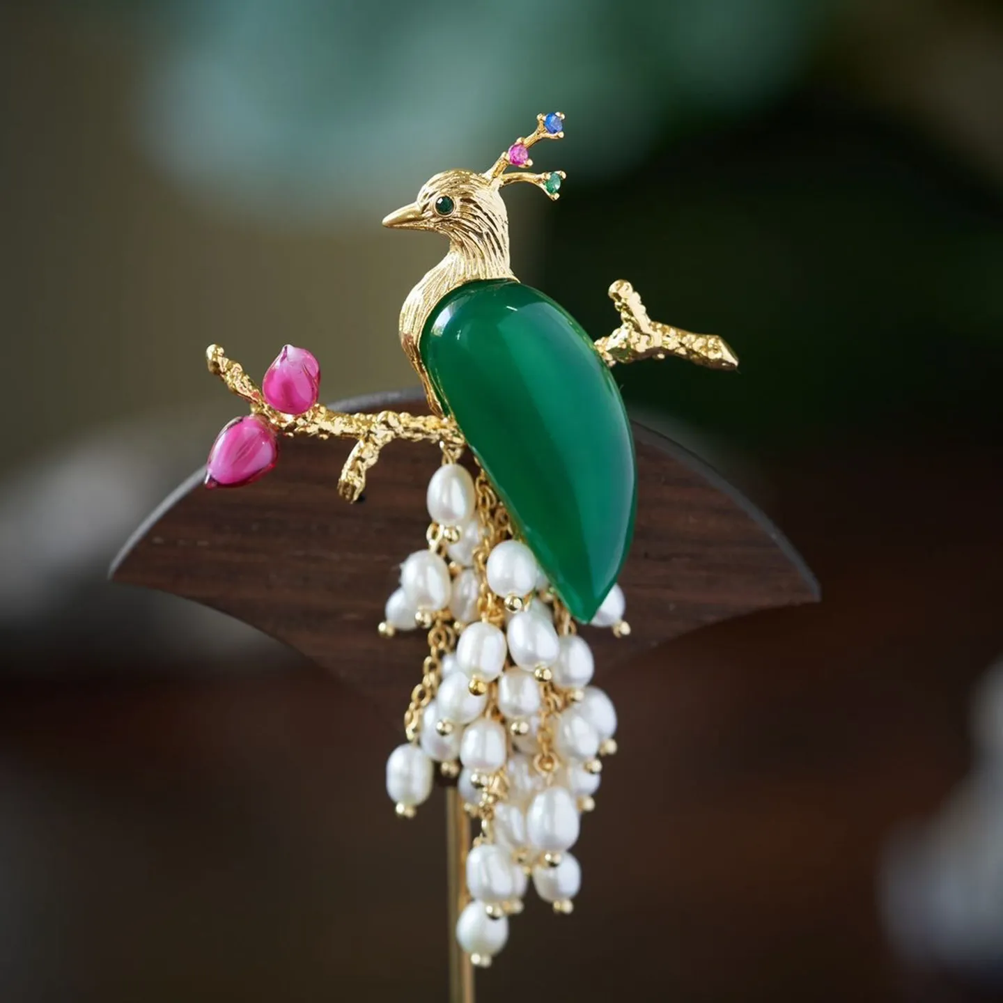 Copper Gold‑Plated Natural Green Chalcedony & Freshwater Pearl Brooch, Peacock‑Shaped Tassel Lapel Pin, Elegant Jewelry Gift