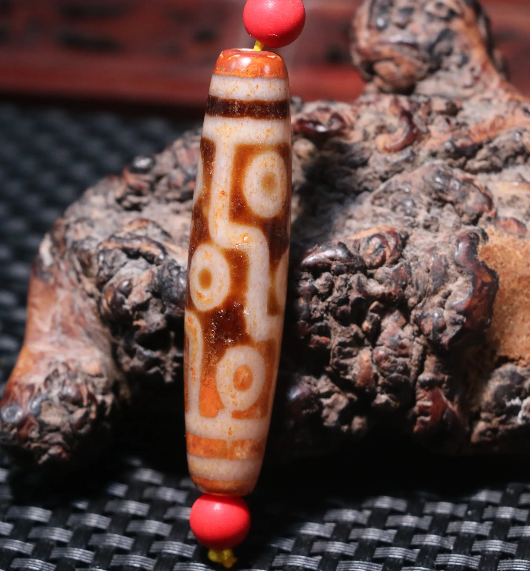 

Magic Energy Tibetan Old Agate Earth Etched Skin Fold Line 9 Eyed King of dZi Bead Totem 5A Amulet Fit For Pendant TIMESTOWN