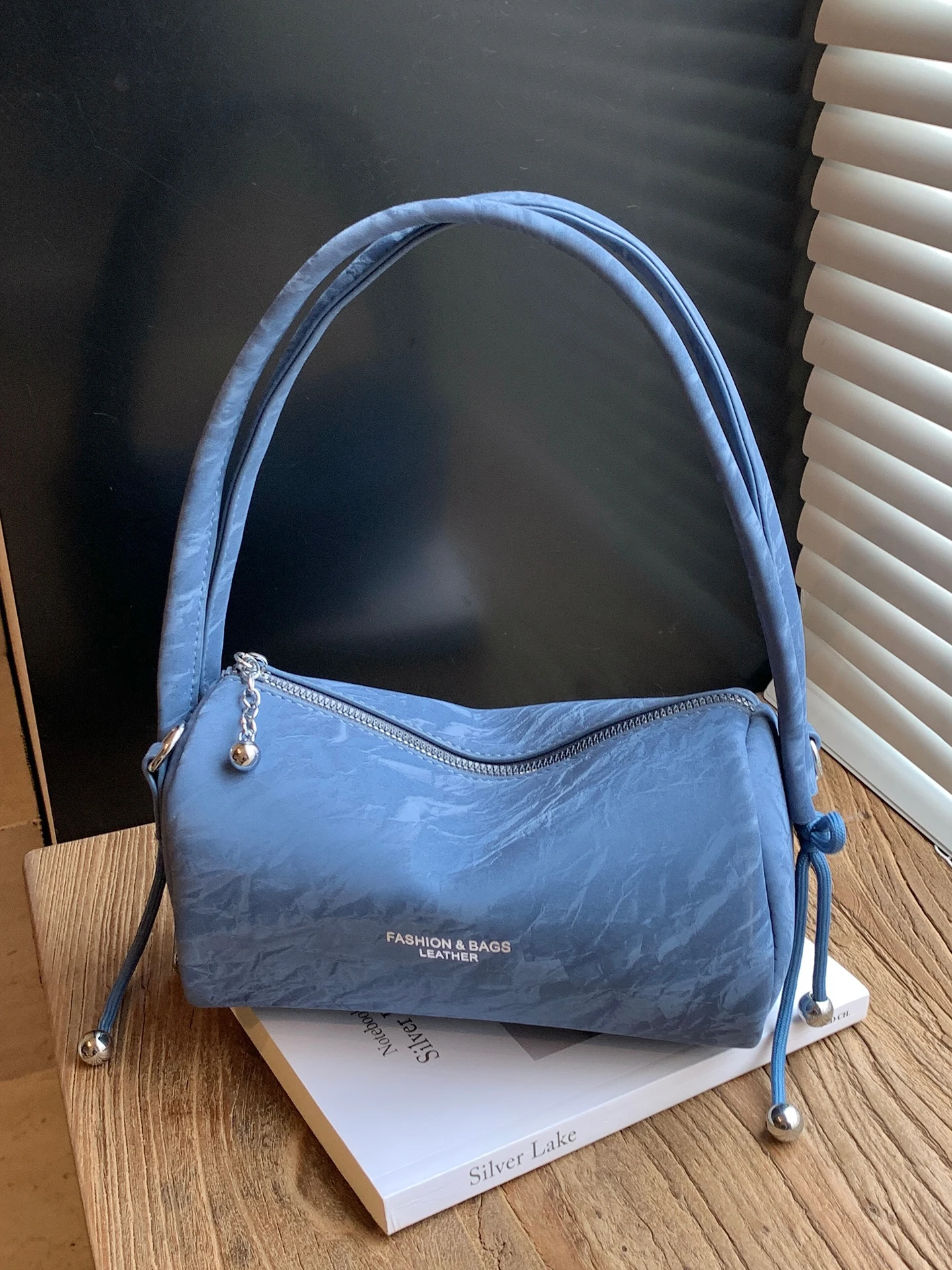 حقيبة وسادة حمراء للنساء لخريف وشتاء جديد بلون سادة وسحاب حقائب سفر بحروف من جلد البولي يوريثان حقيبة كروس أسطوانية #2