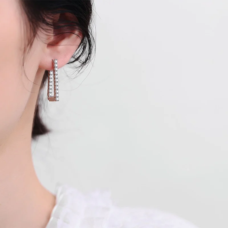 E123 Lefei موضة كلاسيكية بيضاء 0.5 مويسانيتي تصميم رائع حرف L أقراط للنساء الساحرة الفضة 925 مجوهرات الحفلات هدية