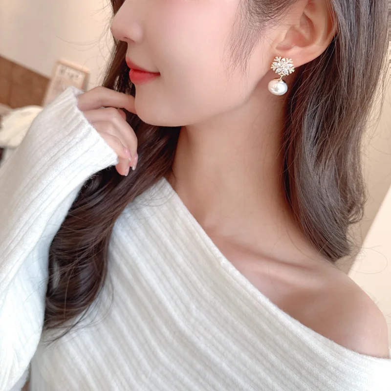 s925 Silver Needle fashionable Earrings with a niche design sense, new snowflake pearl earrings