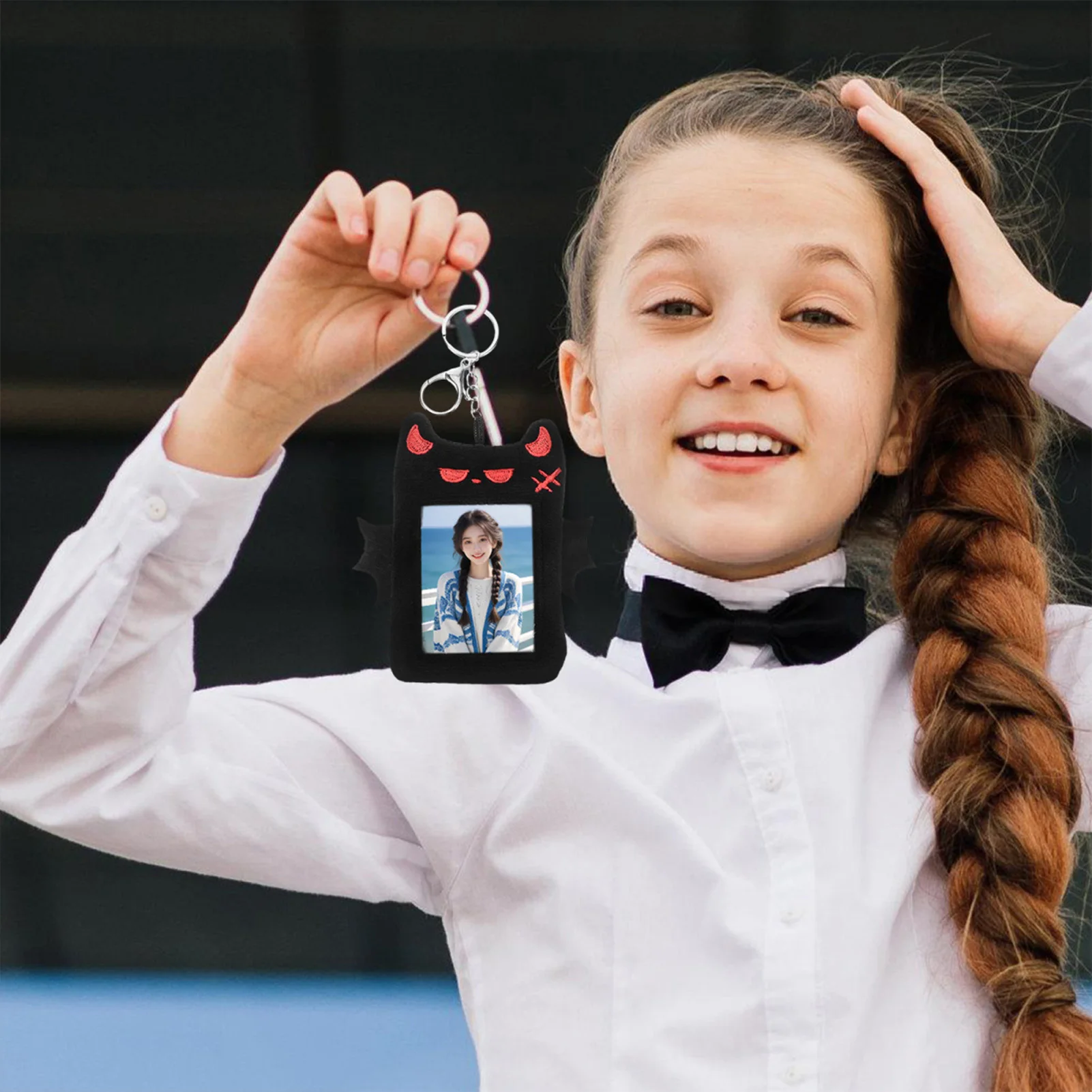 حامل بطاقات الصور الفوتوغرافية من القطيفة على شكل شيطان كرتوني، بطاقة هوية جرلي محمولة، حافظة واقية لبطاقة الصور والملحقات