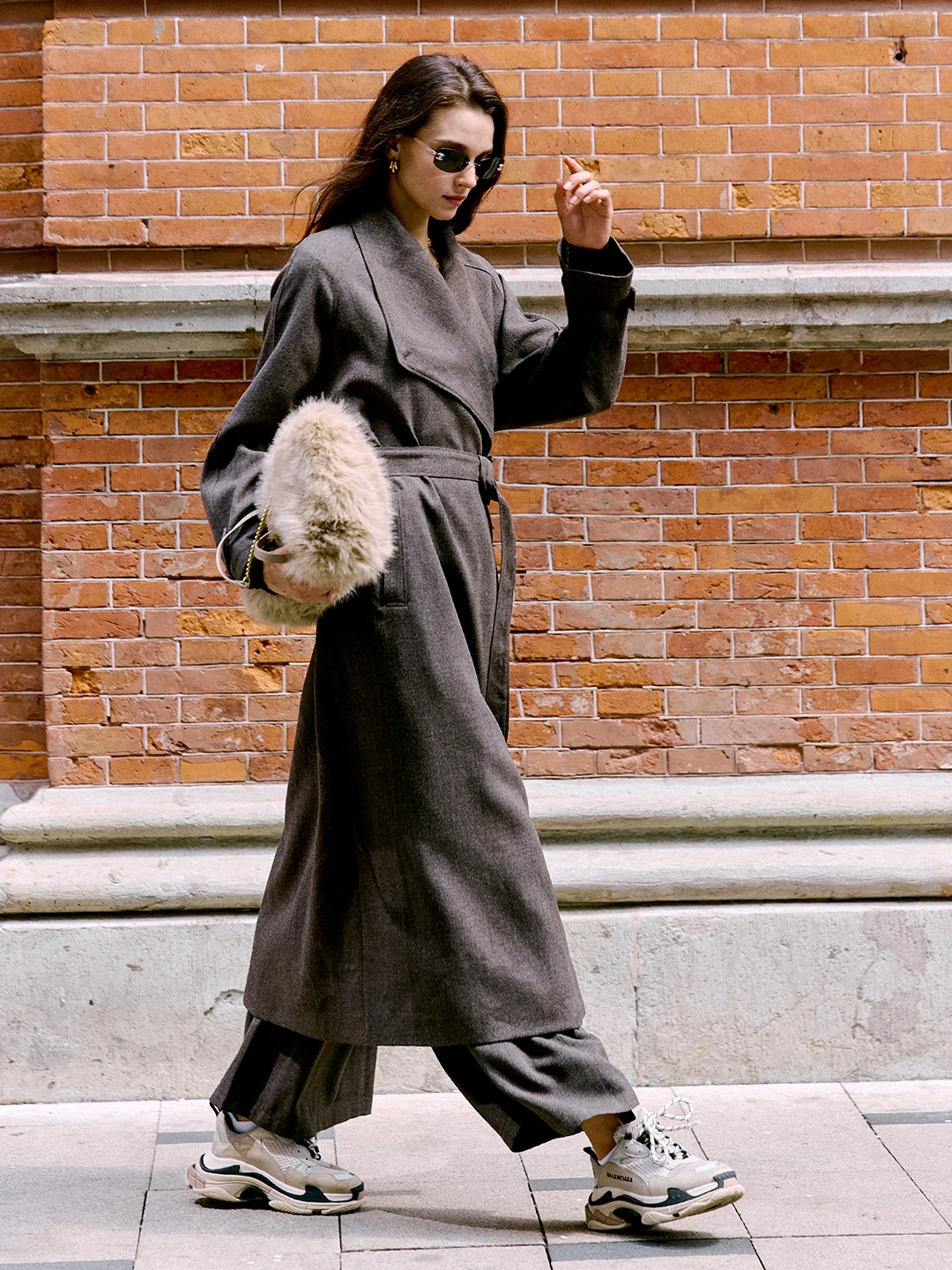 

Ветровка средней длины с эффектом похудения, повседневная, с большим воротником, на завязках на талии, для поездок на работу, в корейском стиле, свободного кроя