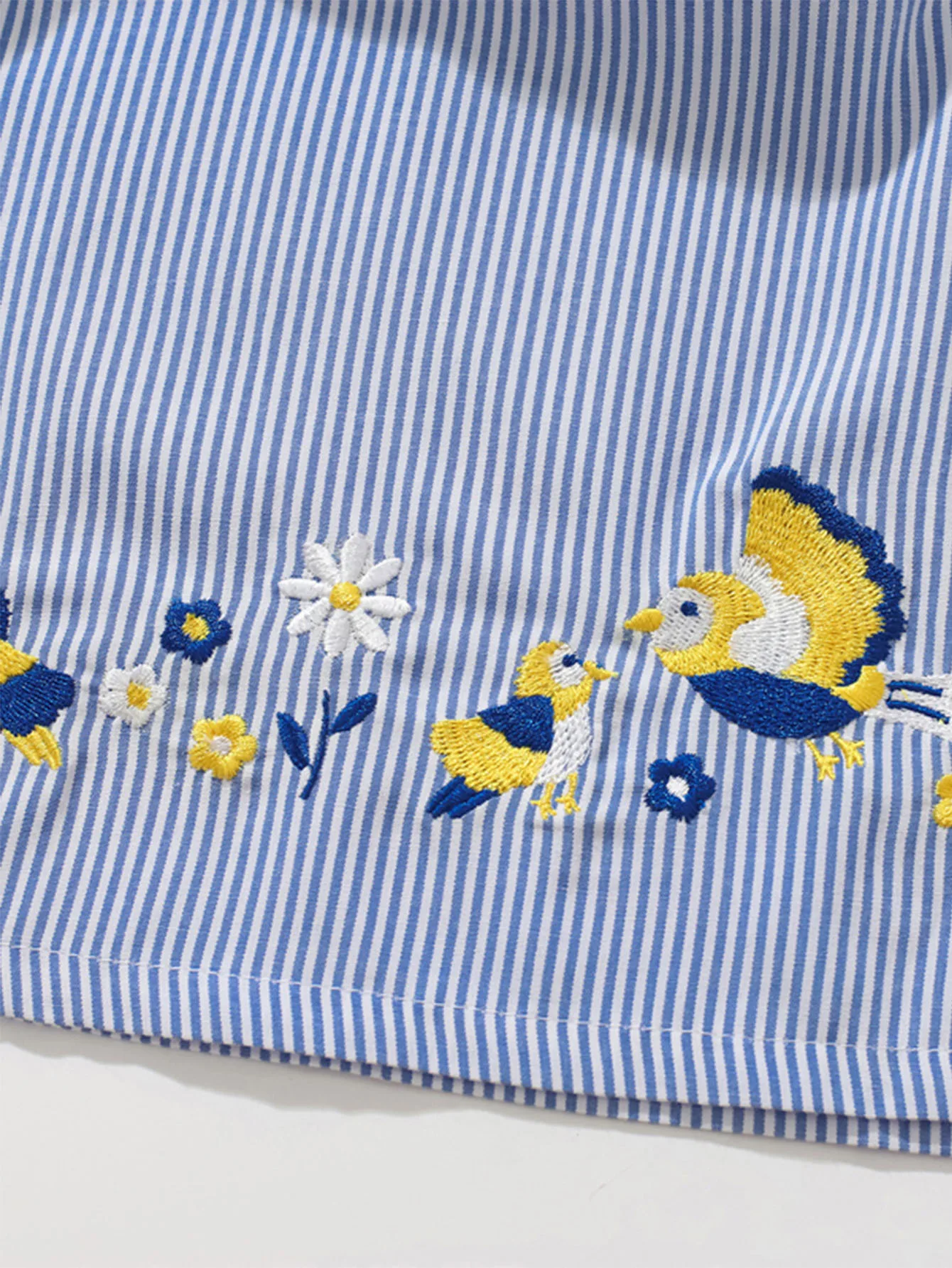 TUONXYE Baby Mädchen Gestreiftes Kleid mit Kragen, Gewebtem Stoff, Vogel- und Blumenstickerei, Kurzen Ärmeln und Knöpfen am Rücken, Sommerkleid für Kleinkinder. – Detail 7