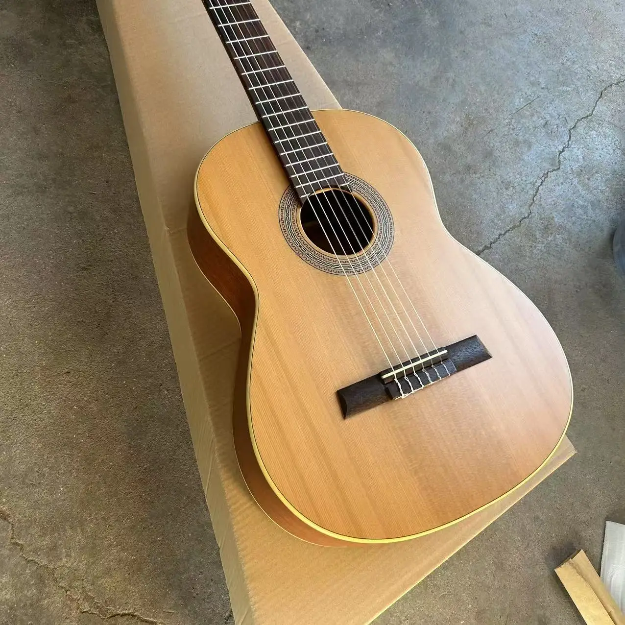 39 inch spruce Shabili veneer single classical acoustic guitar, nitro paint, wholesale and retail