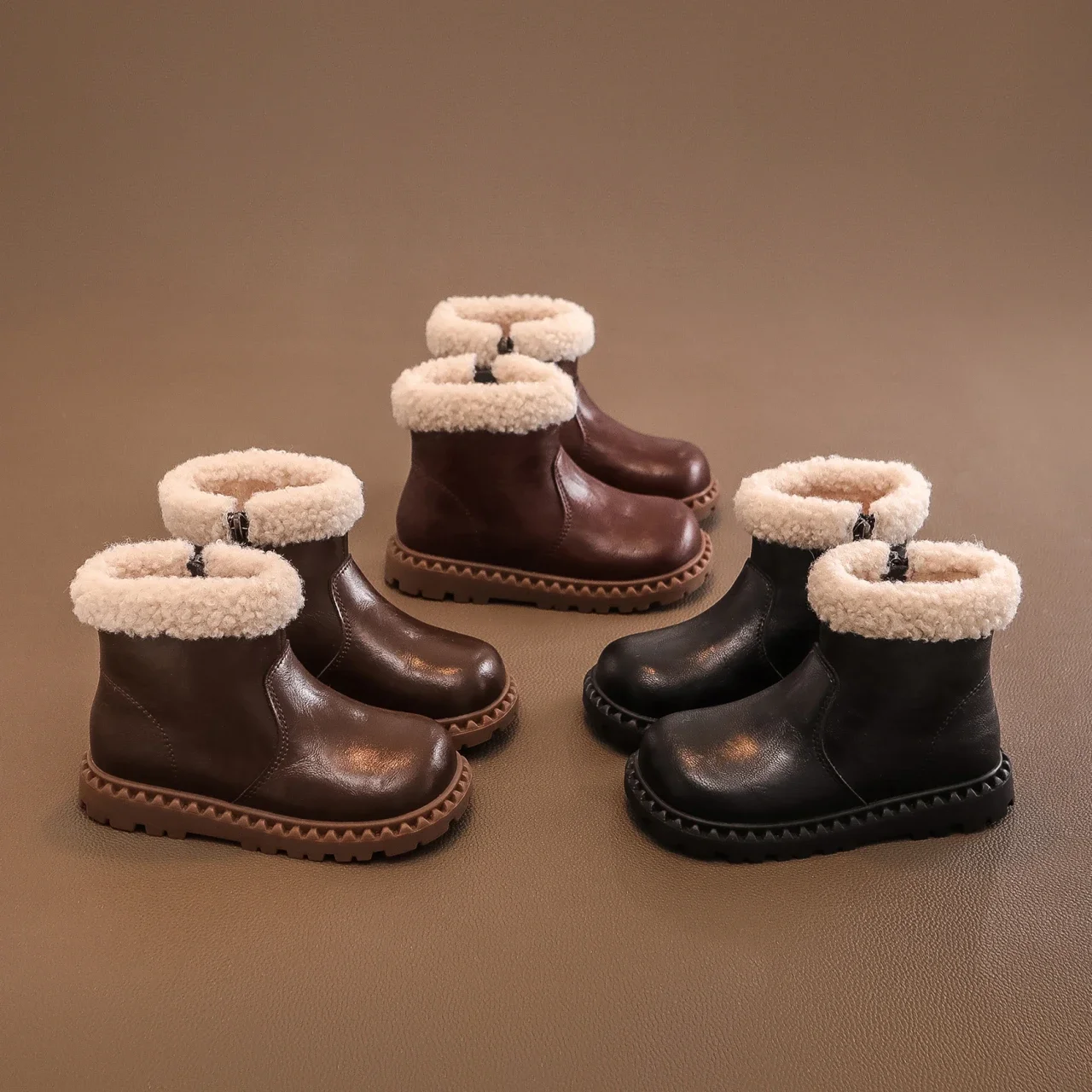 

Короткие сапоги для девочек, замшевые теплые детские ботинки принцессы в корейском стиле с боковой молнией, новинка зимы 2024, детские кожаные сапоги на мягкой подошве