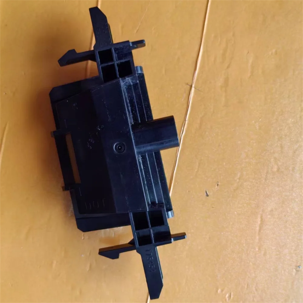 

1906102-00-B Suitable for the 2025 Tesla Model Y updated license plate light L=R 1906102- 00B