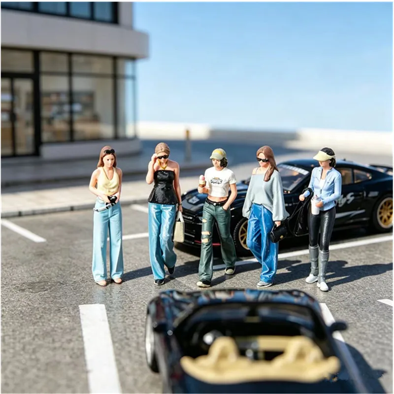 New 1/64 Modern Urban Shopping Girl Miniature Resin Model Street Scene Shooting Scene Matching Handmade Birthday Gift