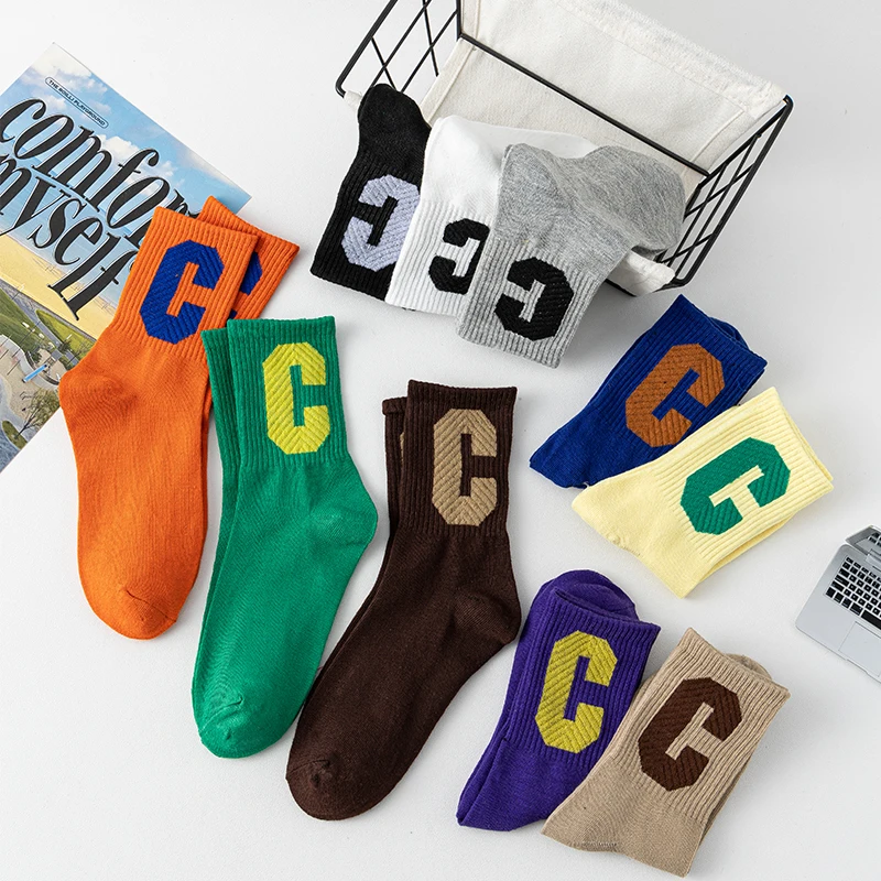 5 Pairs of WOMEN\'S High Socks Made of Cotton with Medium to Long Sleeves, Soft and Breathable. Autumn and Winter Colored Letters