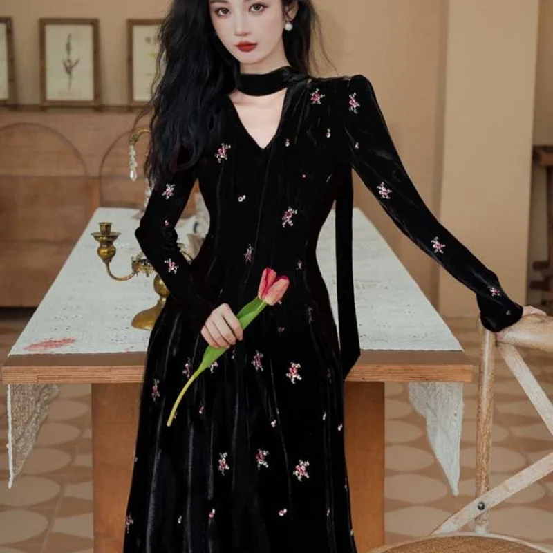Francuska sukienka w stylu Hepburn z czarnego aksamitu dla kobiet, nowy projekt na jesień i zimę 2025, z kwiatowym haftem, elegancka, długa.