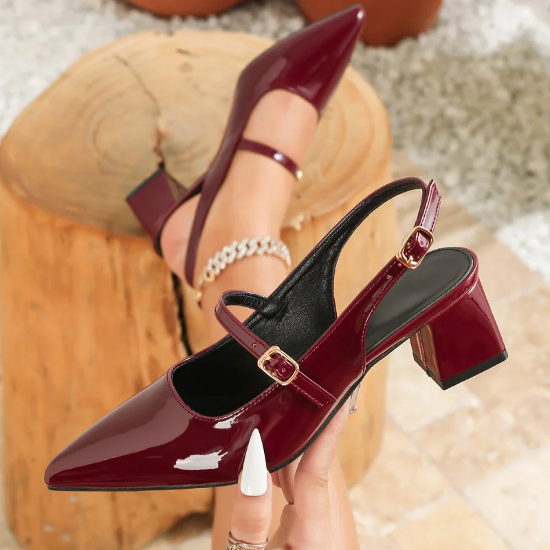 

Pointed-toe high-heeled shoes with a chunky heel and shallow cut