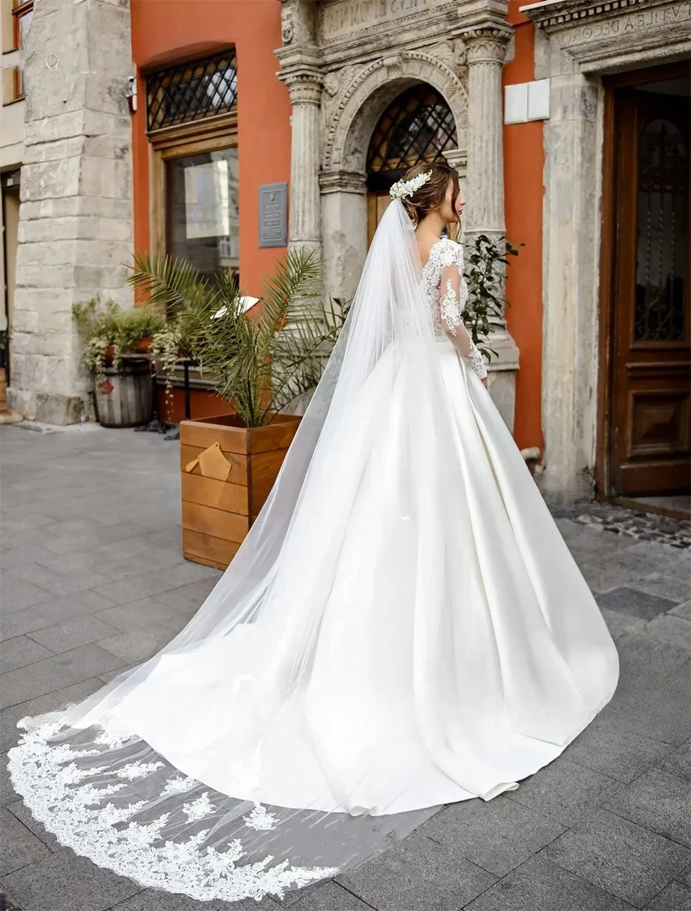 Princess Wedding Dress For Women V-Neck Lace Appliques A-Line Satin Bridal Gowns Long Sleeves Floor-Length Wedding Party Gowns