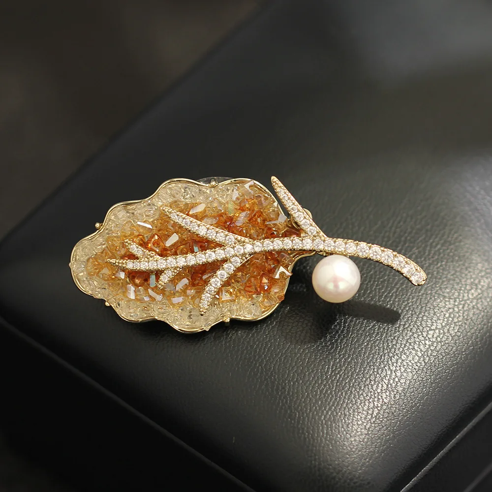 New Niche Design Champagne Colored Broken Diamond Crystal Gradient Leaf Brooch for Women Temperament Pearl Accessory Pin