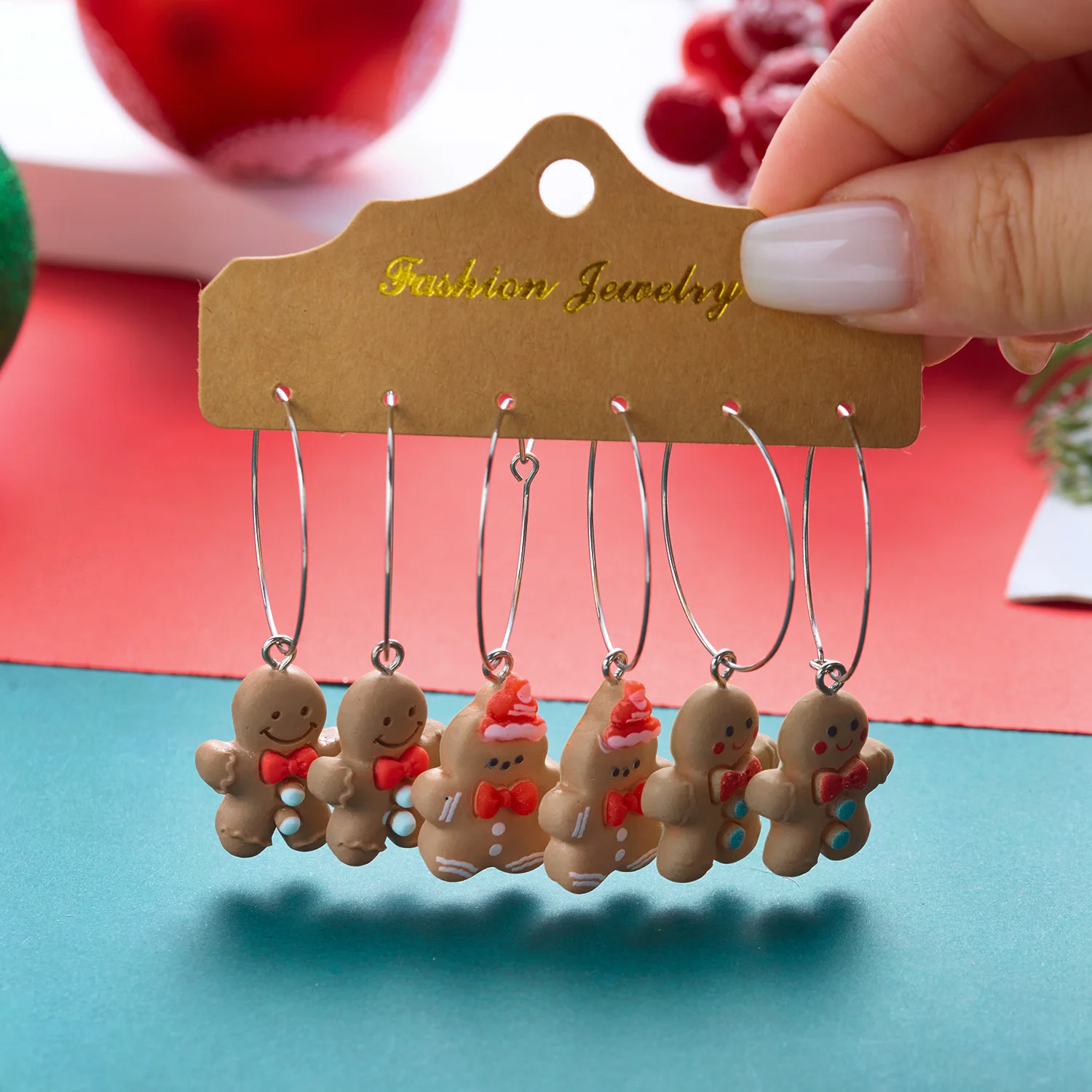 3 Paar große Kreisohrringe mit Lebkuchenmann-Motiv für Damen, einfache Ohrringe aus Kunstharz mit simulierten Keksen, Weihnachtsohrringe, Party-Schmuck, Geschenke – Detail 4
