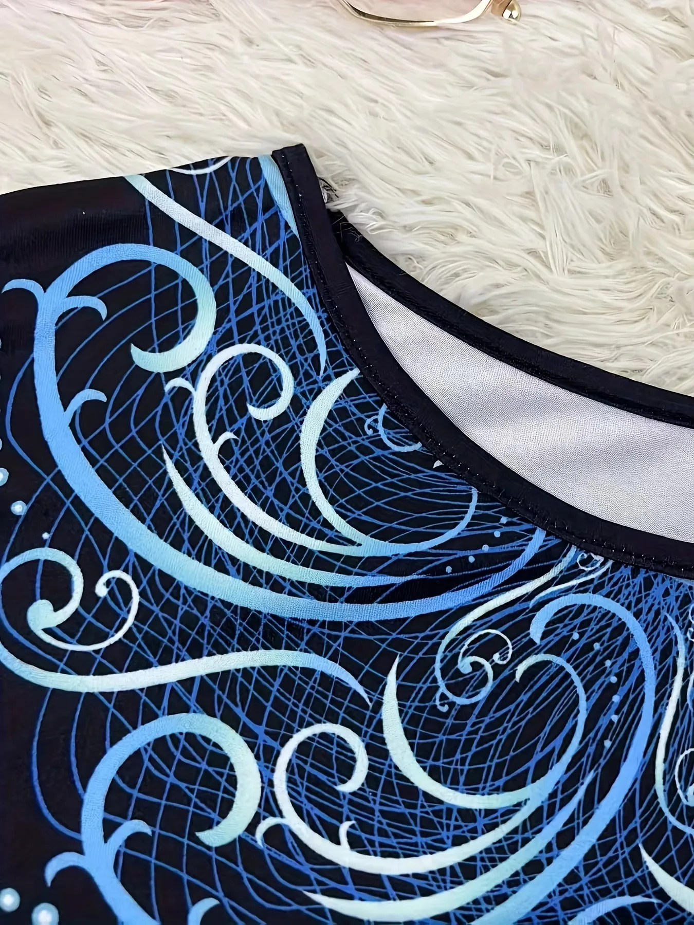 Elegante vestido estampado con hombros descubiertos para mujer: negro con rayas azules, silueta fluida de corte A, cuello redondo, manga corta, perfecto