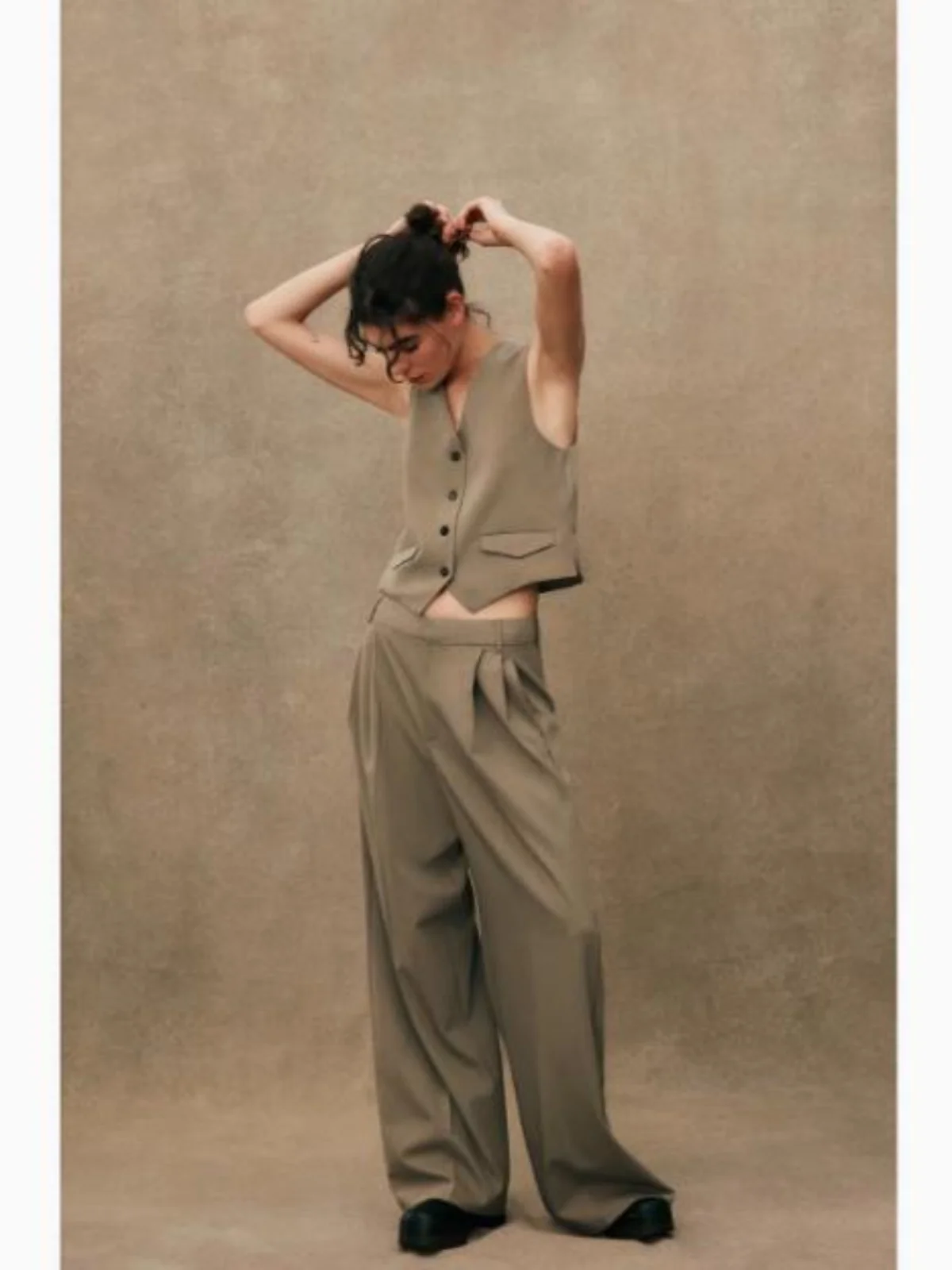 

Новое поступление весны 2025, женский облегающий жилет с v-образным вырезом для поездок на работу, простой жилет с v-образным вырезом, майка из полиэфирного волокна, обычная длина