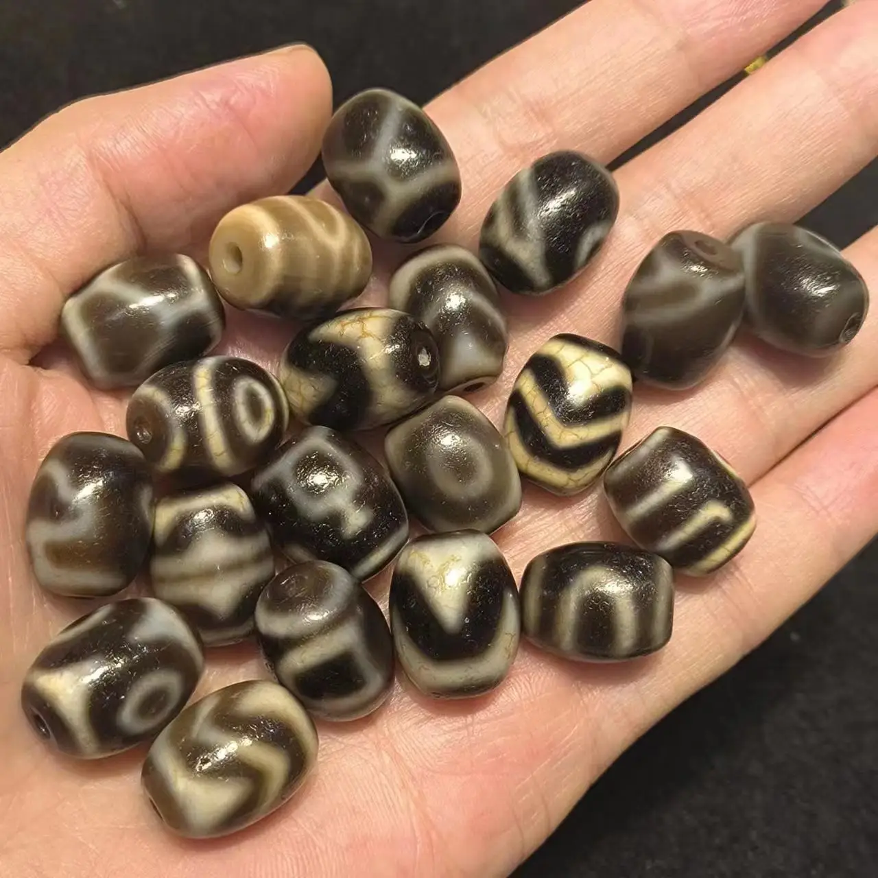 

1pcs/lot natural agate dzi Black yellow Rare varieties Multiple patterns Weathered lines Accessories jewelry Ethnic style taki