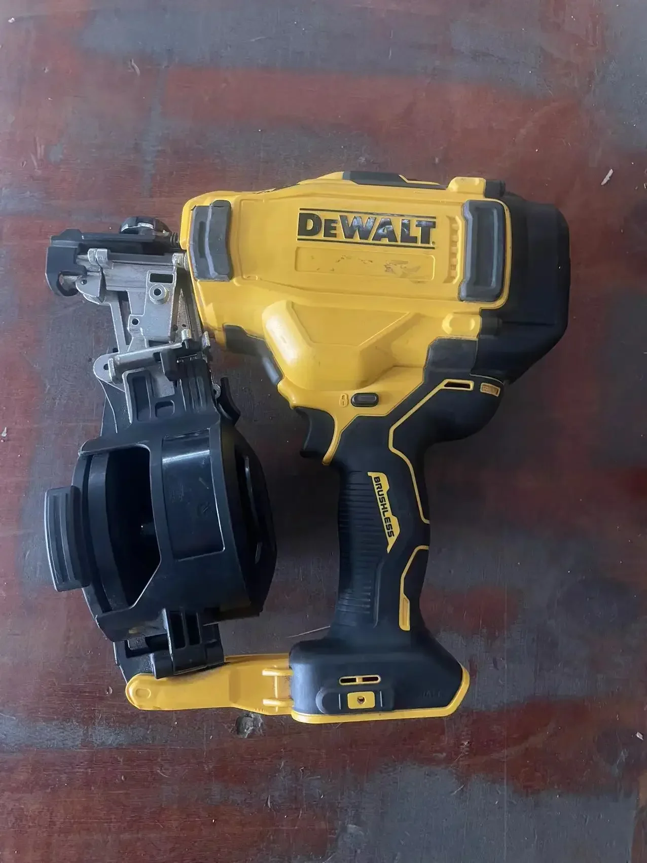 DEWALT DCN45RN 20V MAX Lithium-Ion 15-Degree Cordless Roofing Nailer(USED AND ONLY BODY)