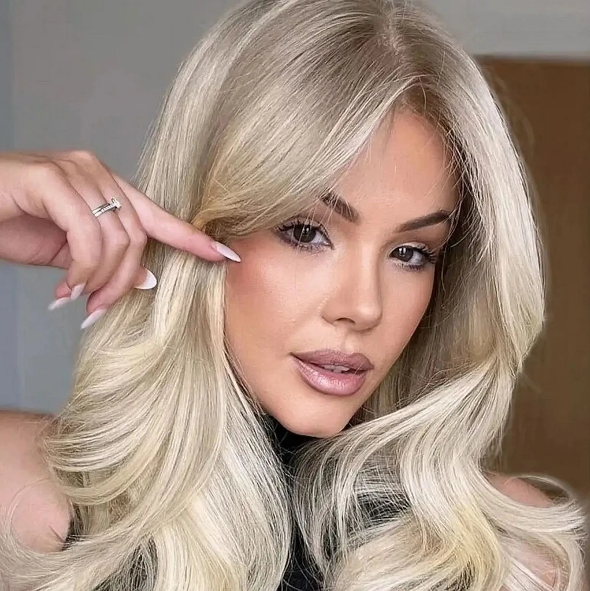 Perruque Futura Body Wave longue et tendance, cheveux synthétiques à reflets blond platine ombré cendré, perruque Lace Front transparente pour femmes