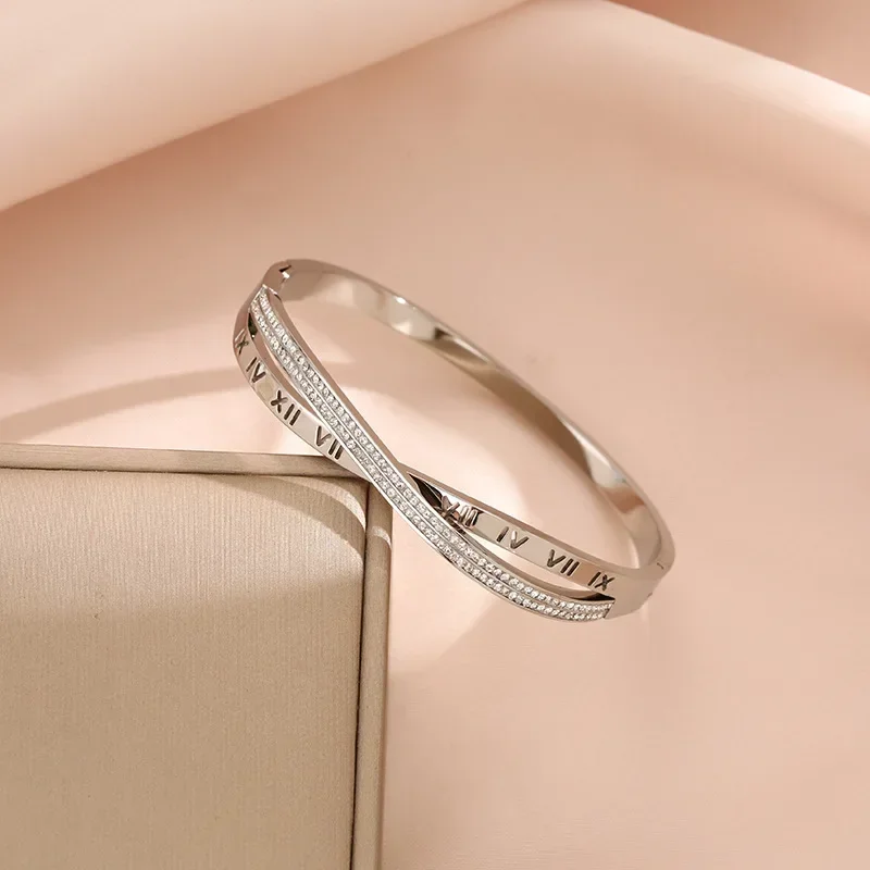 نفس سوار الصليب الماسي المائي وسوار الصليب الروماني كآثار الموضة النسائية الشهيرة