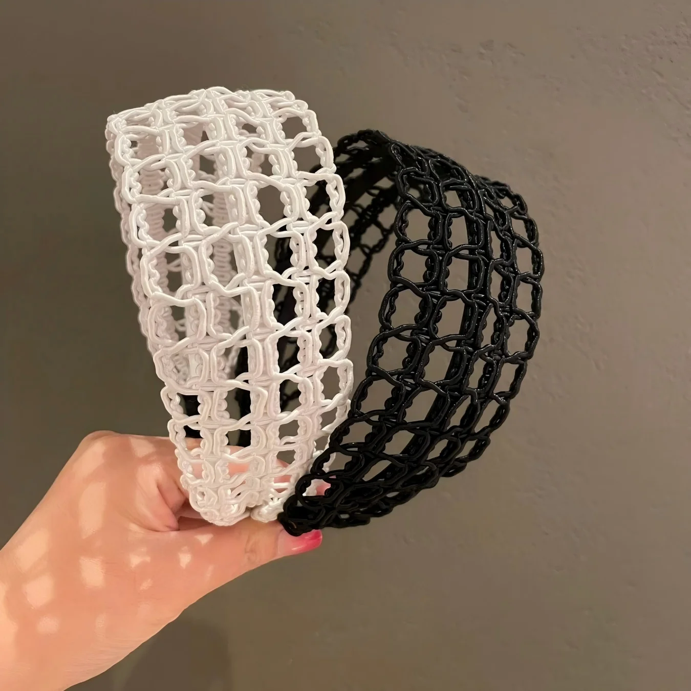 

2026 Summer New Black Hollow Knitted Hairband, Essential for Women's Beach Vacation, Wide Edge Hairpin, Sunscreen, Breathable