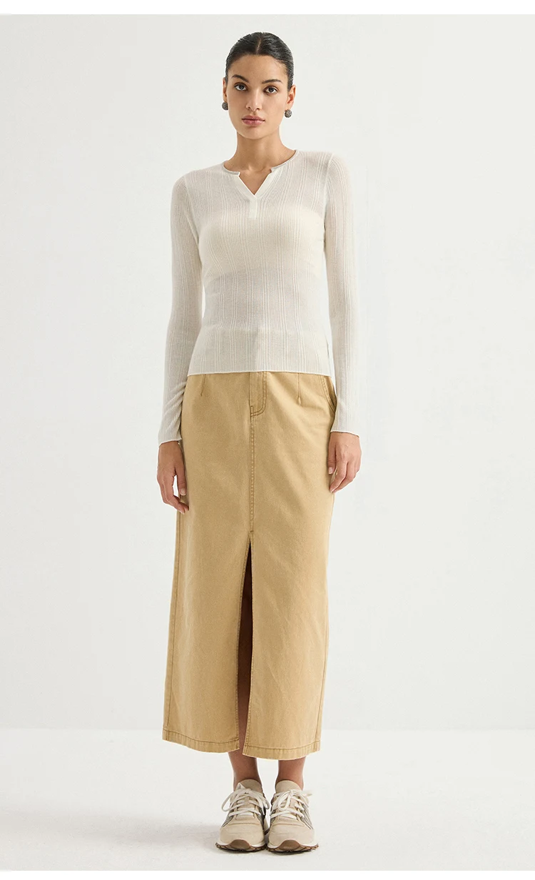 BD3621694 Damen-Pullover mit V-Ausschnitt, figurbetont, aus Naturwollmischung, fein gerippt, langärmelig, mit Metallbesatz, Frühherbst 2026 – Detail 7