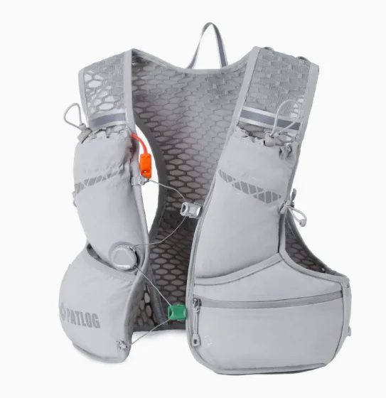 

Многофункциональный набор снаряжения для активного отдыха: вместительный походный рюкзак, велосипедная сумка для воды, легкие носки для бега по бездорожью и приложение для управления куклами.