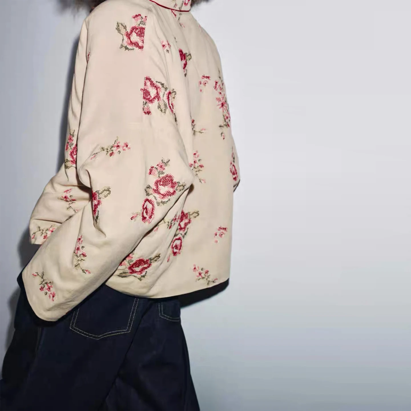 سترة نسائية قطنية من Z بأكمام طويلة وياقة على شكل V مع تطريز زهري، موديل 2025 الجديد بقصة قياسية وطراز قصير #2