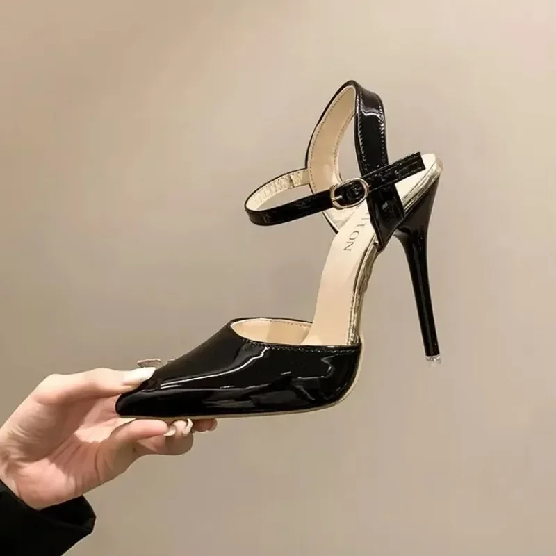 

Лидер продаж 2025, летние стильные пикантные женские сандалии на высоком каблуке с острым носком и пряжкой, женская обувь для вечеринок для ночного клуба, черные, большого размера