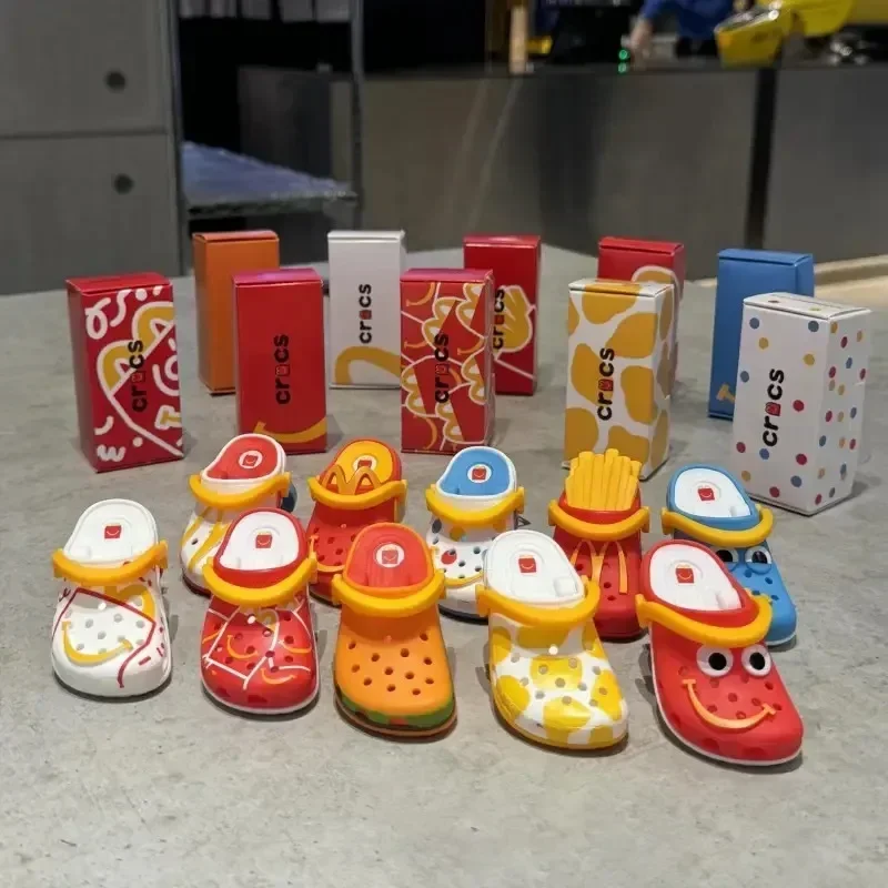 2024 McDonald's Mini Slipper Schlüsselanhänger Happy Meal Kawaii Spielzeug Kinder Vergnügungspark Spielzeug Sammlerstück Modell Kinder Weihnachtsgeschenke