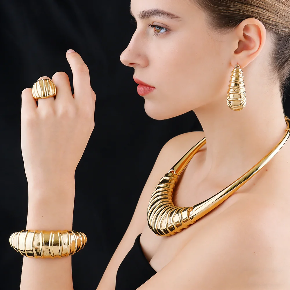 Vergoldetes Ohrringe- und Halsketten-Armband-Ringe-Set für Damen Italienischer Vintage Hochzeits- und Partyschmuck Geschenkset – Detail 10