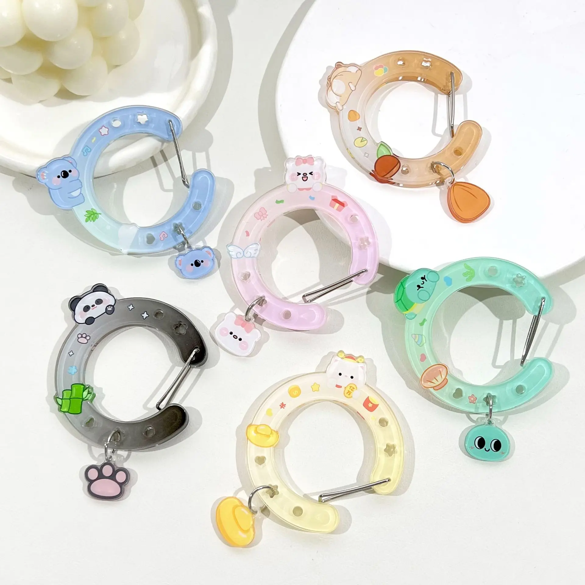 INS نمط لطيف الحيوانات الصغيرة تسلق زر حلقة تسلق سلسلة مفاتيح مصنوعة من الأكريليك قلادة على ظهره تخزين سلسلة المفاتيح الزخرفية مشبك