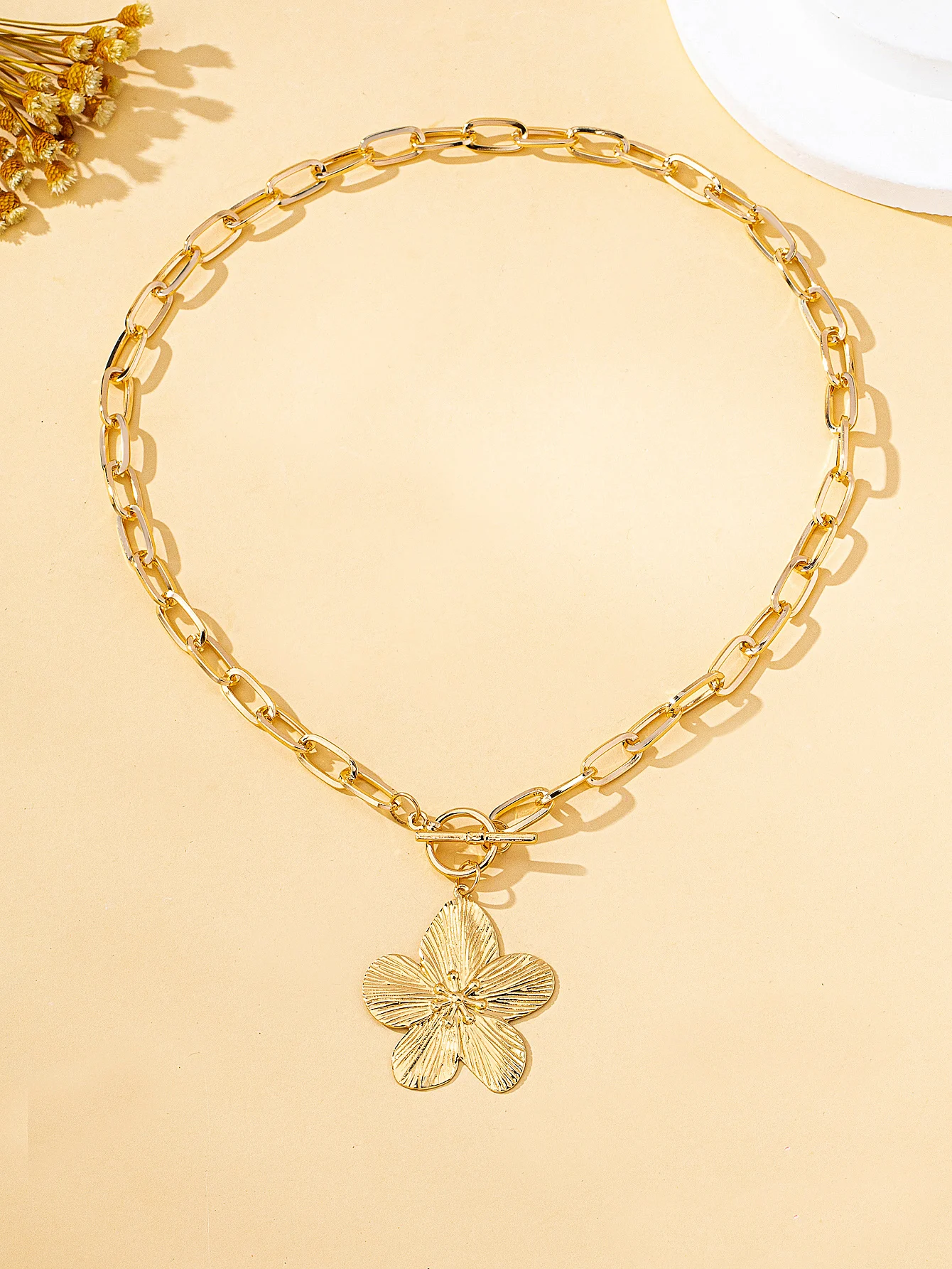 A Women's European and American Style Gold Flower Pendant Necklace, Paperclip Chain, Ot Clasp Collarbone Chain, Bold and Versatile Neck Accessory
