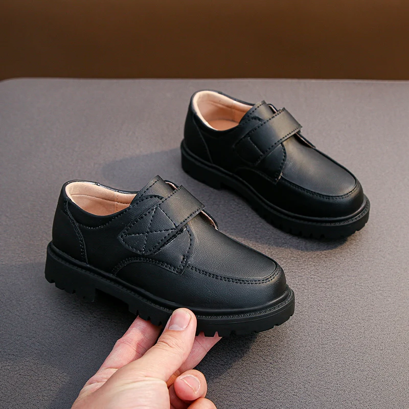 Jungen schwarze Lederschuhe weiche Leistung 2023 Frühling und Herbst neue britische Stil weiche Slipper schwarz für einheitliche Kindermode