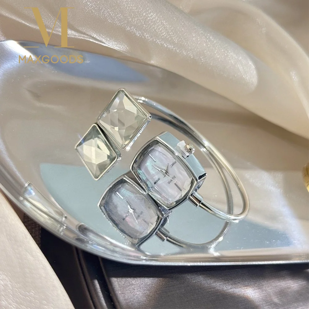 Retro Bracelet Wristwatch Luxury Pearl Rhinestone Diamond Bracelet Watch Exquisite Design Montre Femme Ladies Accessories