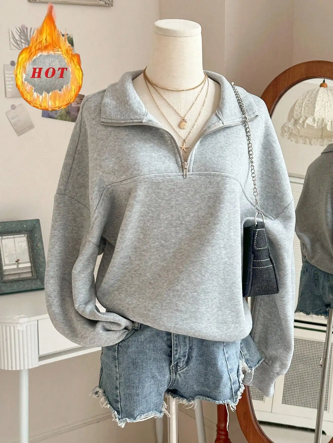 Felpa da donna grigia minimalista con mezza zip e colletto, vestibilità ampia, manica lunga per un abbigliamento casual quotidiano