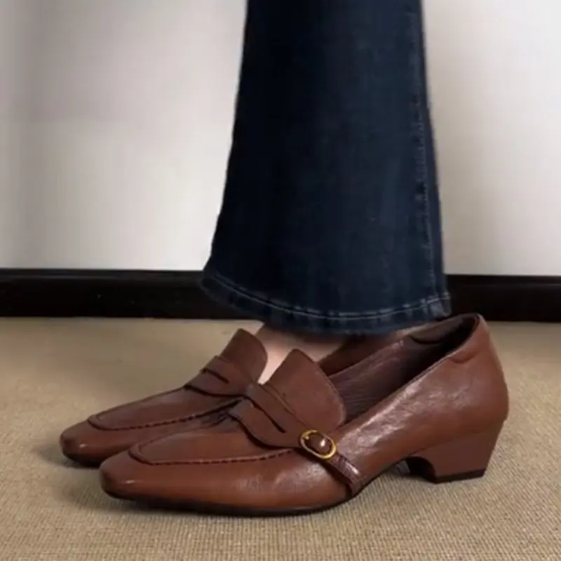 Damen Vintage Loafer mit eckiger Zehenpartie, glatte, matte Pumps mit niedrigem Blockabsatz, Büro-Slipper, Freizeitschuhe mit Schnallenriemen, Retro-Alltagsschuhe – Detail 6