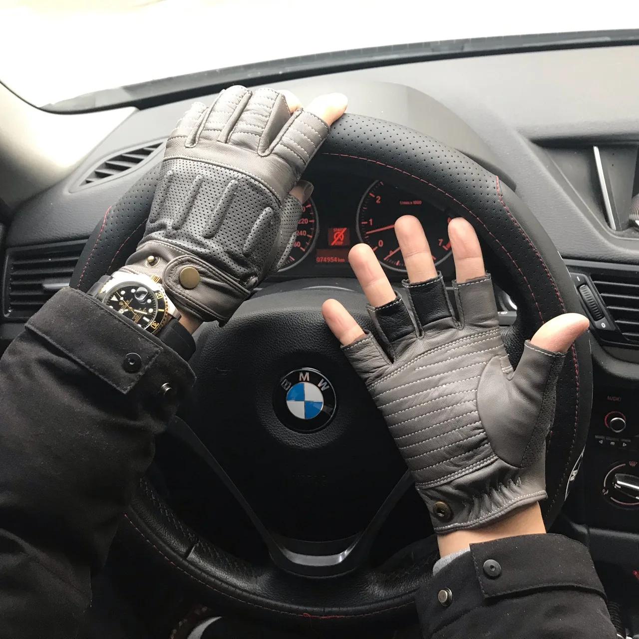 Motorcycle Driver Lambskin Gloves For Men Retro Resistant Anti Slip Contrast Color Mittens Fingerless Leather Guantes Hombre