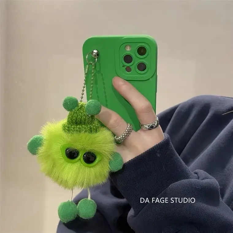 Симпатичный плюшевый кулон с угольным шариком подходит для iPhone 15/14 чехол для телефона 11promax xmax/13 все включено новая модель