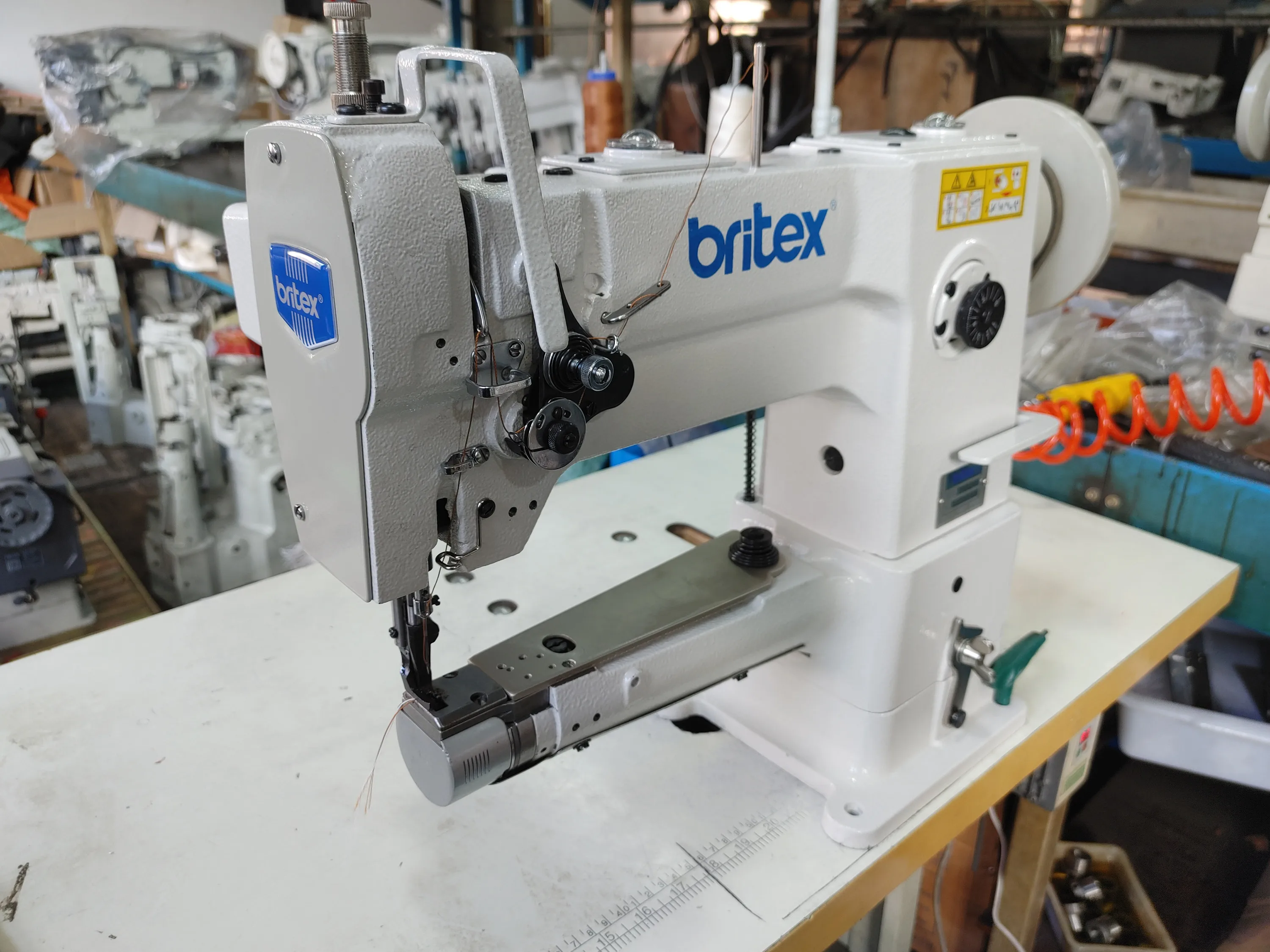 عالية الجودة Britex Br-246 واحد N-e-dle عالية السرعة اسطوانة السرير الثقيلة D-u-ty ماكينة خياطة الغرز المتشابكة سعر الجلود