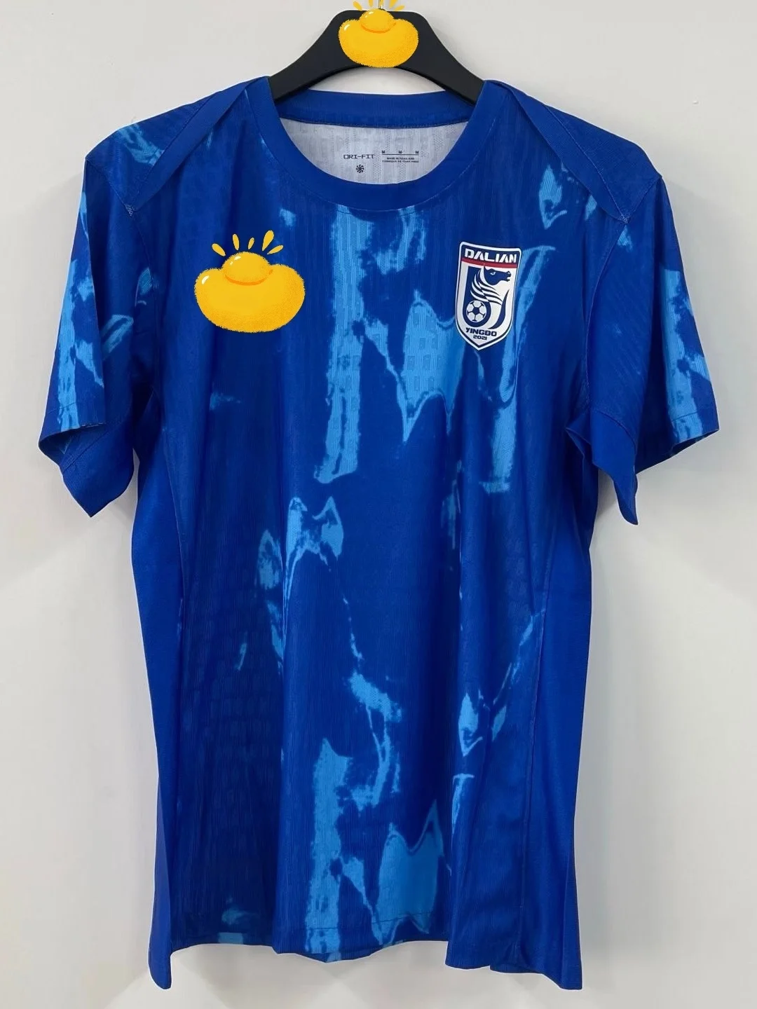 maillot-de-football-respirant-a-manches-courtes-dalian-yingbo-Edition-joueur-saison-2026-avec-embleme-d'equipe-en-silicone-–-ideal-pour-l'ete-et-la-preparation-sportive