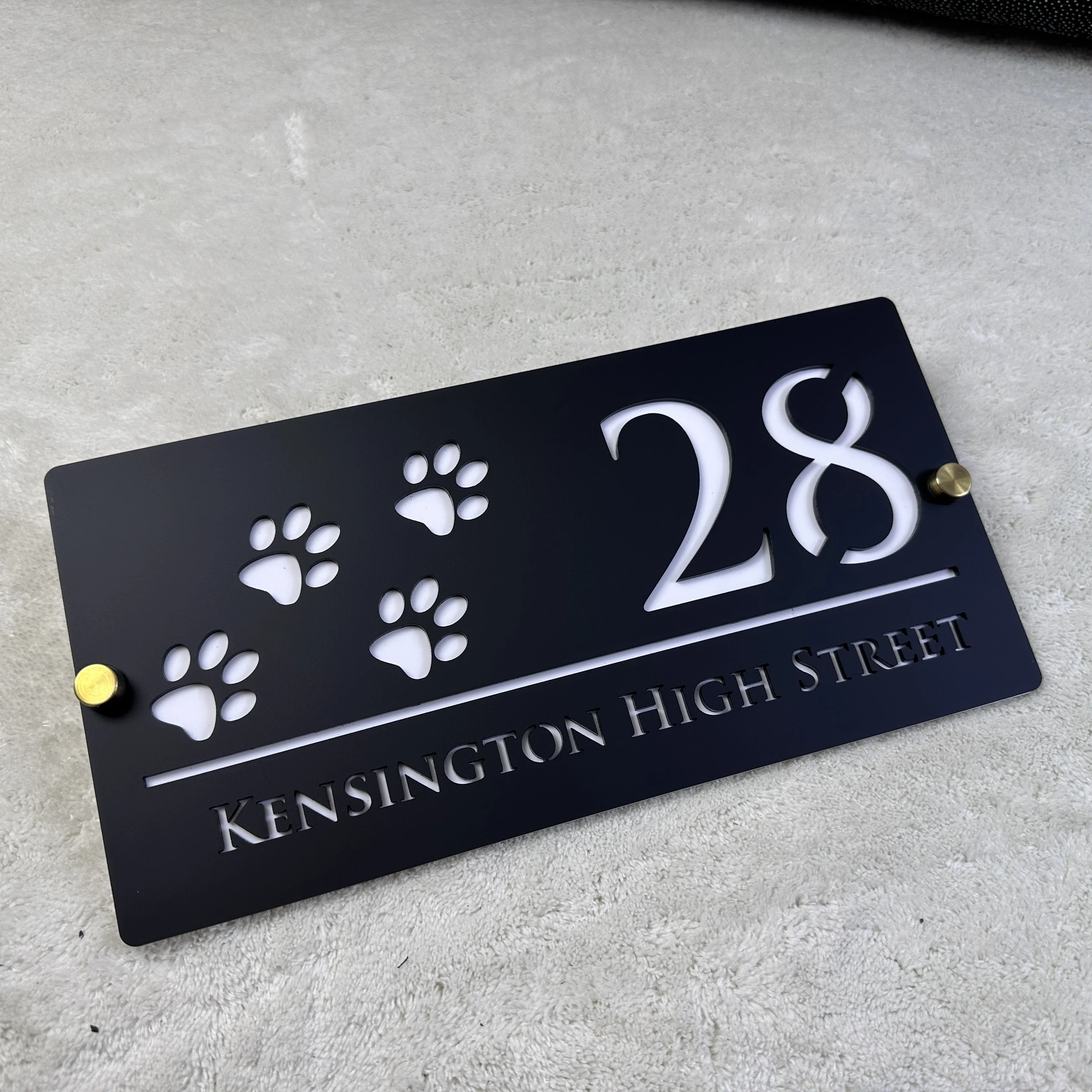 علامة رقم الباب الأسود غير اللامع المخصصة - لوحة منزل أكريليك مقطوعة بالليزر لبصمة أقدام الحيوانات الأليفة، ديكور عنوان مخصص مثبت على الحائط #3