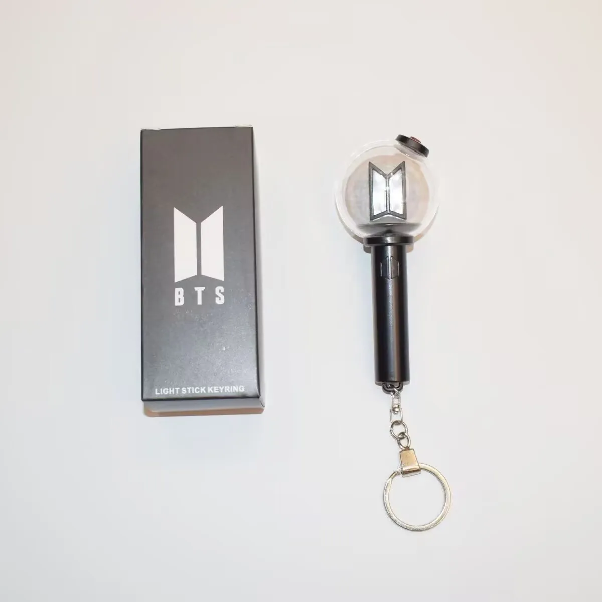 Auf Lager: Mini K-Pop Army Ver. 4 Leuchtstick – Leuchtender Anhänger Schlüsselanhänger für Fans, Konzert-Deko, tragbare Geschenke