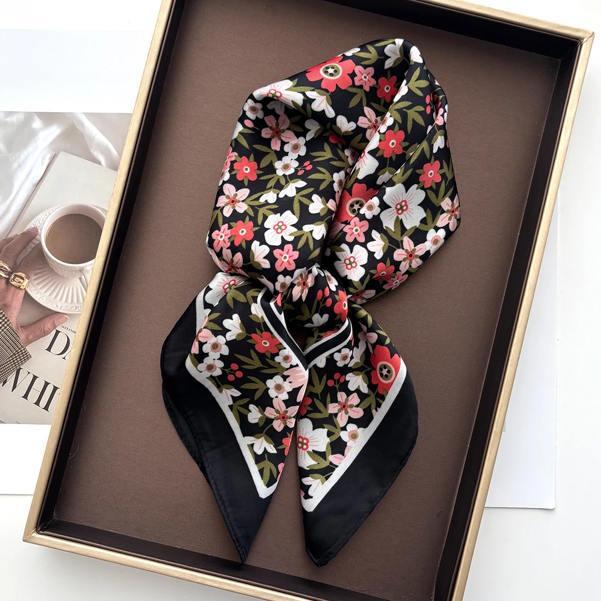 Eleganter Blumen-Damenschal Seidenimitat Halstücher Foulard Bandana Hijab Haarbänder Quadratische Schals Wickeltücher – Detail 7