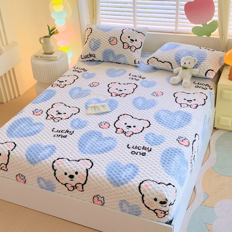 

1 шт., простыня с рисунком медведя в виде синего сердца в горошек, милое плюшевое постельное белье с узором «Счастливый» для декора спальни