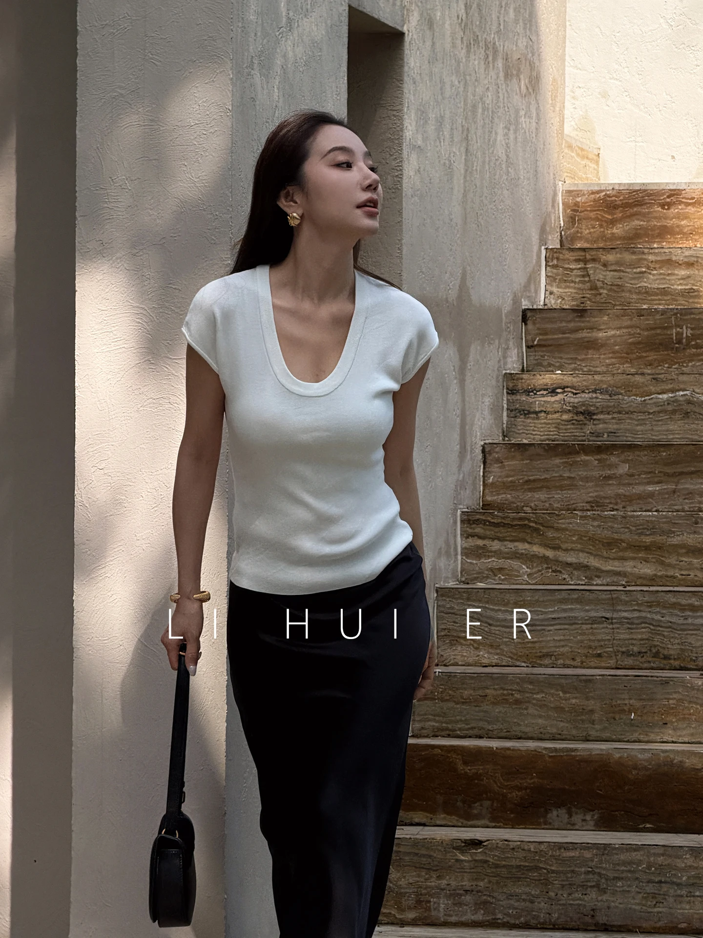 

LiHuiEr Minimalist Short Sleeve U-Neck Shoulder Wrap T-Shirt Women's White Cotton Knitted Casual Top Summer Fashion