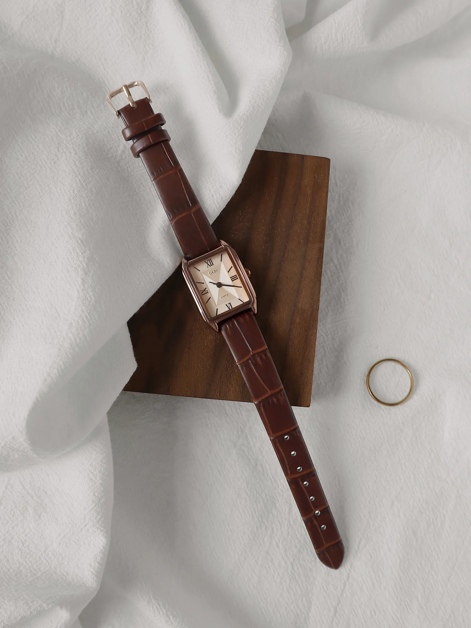 コンパクトで豪華なレディース腕時計、ヴィンテージスタイル、高品質、防水、2026レザーストラップ、スクエアケース、プレミアムクォーツウォッチ