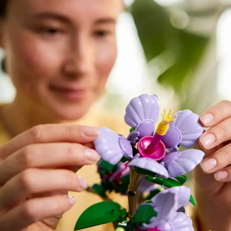 LEGO® Botanicals Hibiscus (10372: A Detailed Review of the